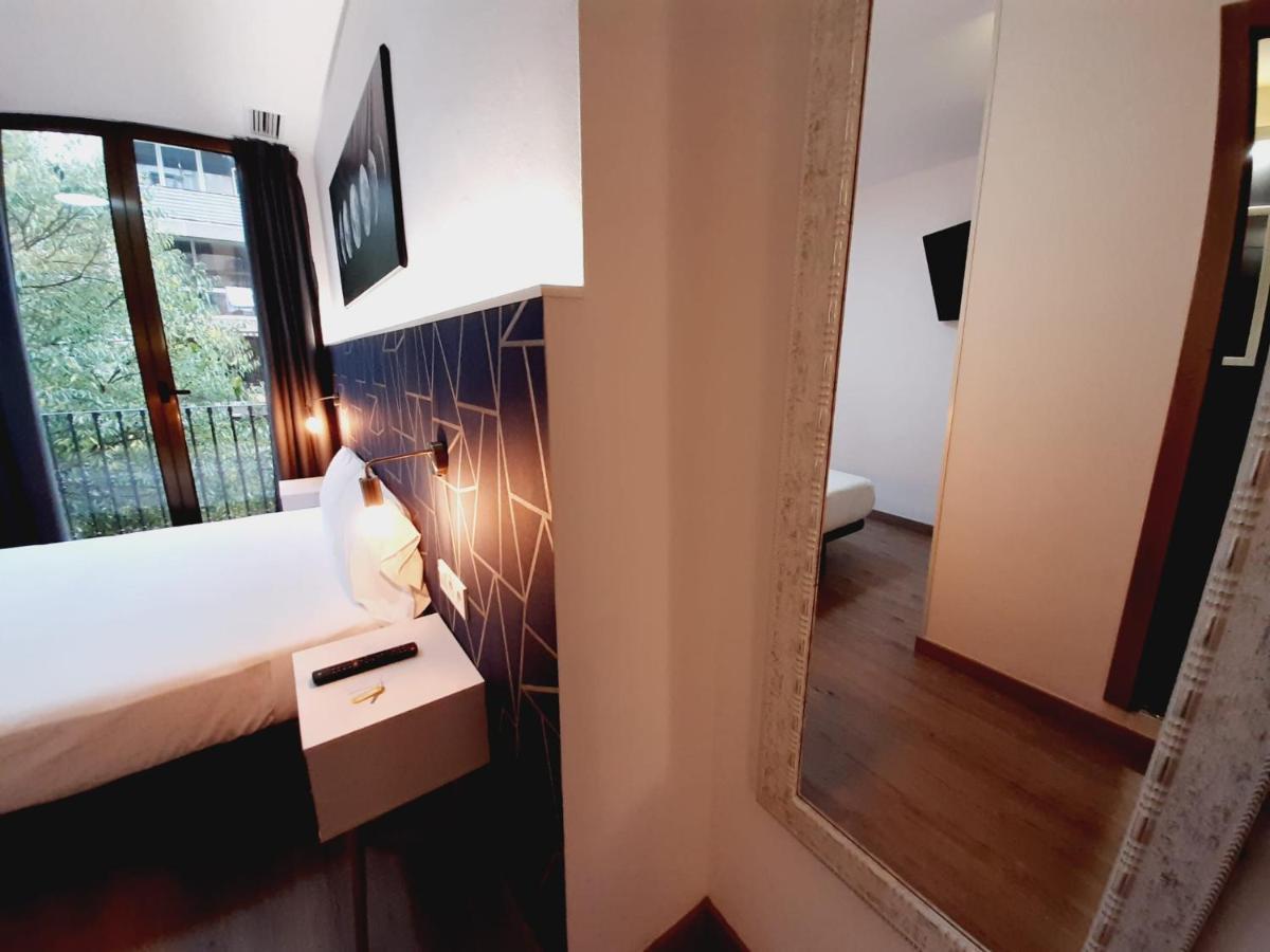 Hostal Laia By Gaiarooms Barcellona Esterno foto